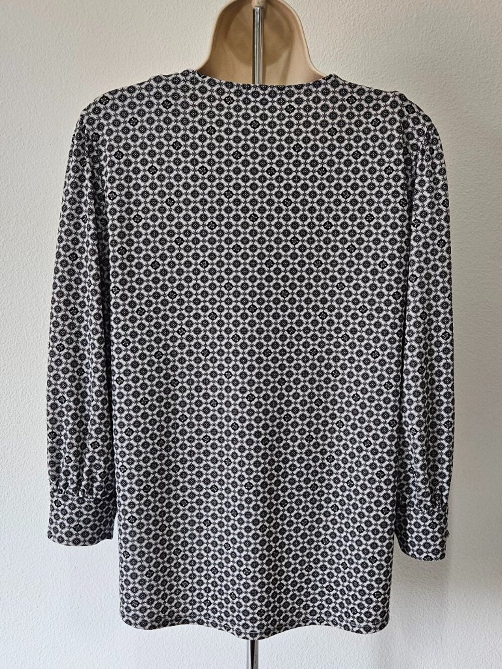 Adrianna Papell 3/4 Sleeve V-Neck Top - Picture 7 of 9